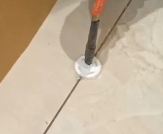 深泽瓷砖空鼓维修公司专业解答瓷砖在铺贴过程中，如果没有涂抹均匀到位的粘结材料（如水泥砂浆或瓷砖胶），可能会导致以下问题