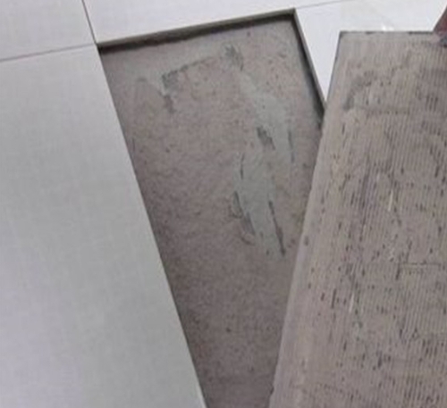 深泽瓷砖空鼓维修公司分享瓷砖铺贴时如果打浆（即涂抹在瓷砖背面和基层上的砂浆或瓷砖胶）过少，会带来以下问题